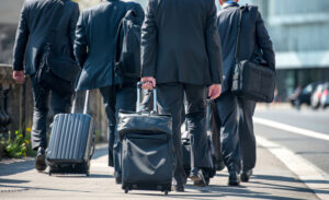 Detașare vs. delegare: Diferențe esențiale pentru angajatori Angajat care lucrează temporar într-o altă locație a firmei (delegare) versus la o altă companie (detașare).