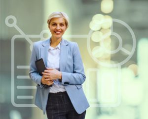 O femeie imbracata business cu agenda in brate, zambeste si arat casual. Fundalul reprezinta un raport transparent cu multe lumini