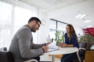 Cum se recalculează vechimea în muncă dacă angajatul a avut perioade de concediu fără plată